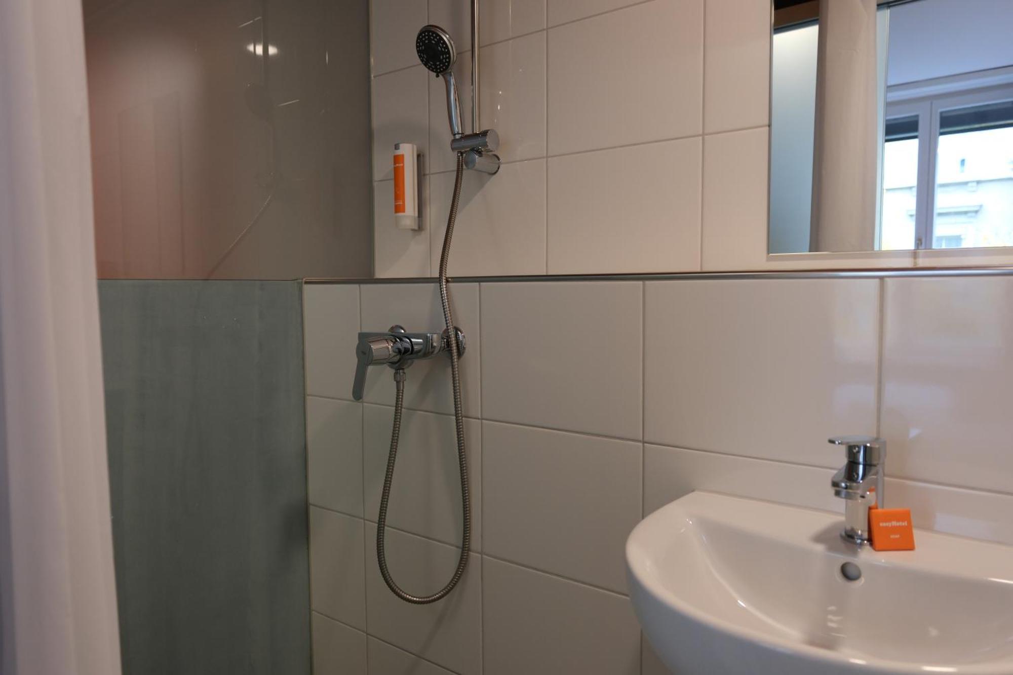 Easyhotel Zuerich Main Station 部屋 写真