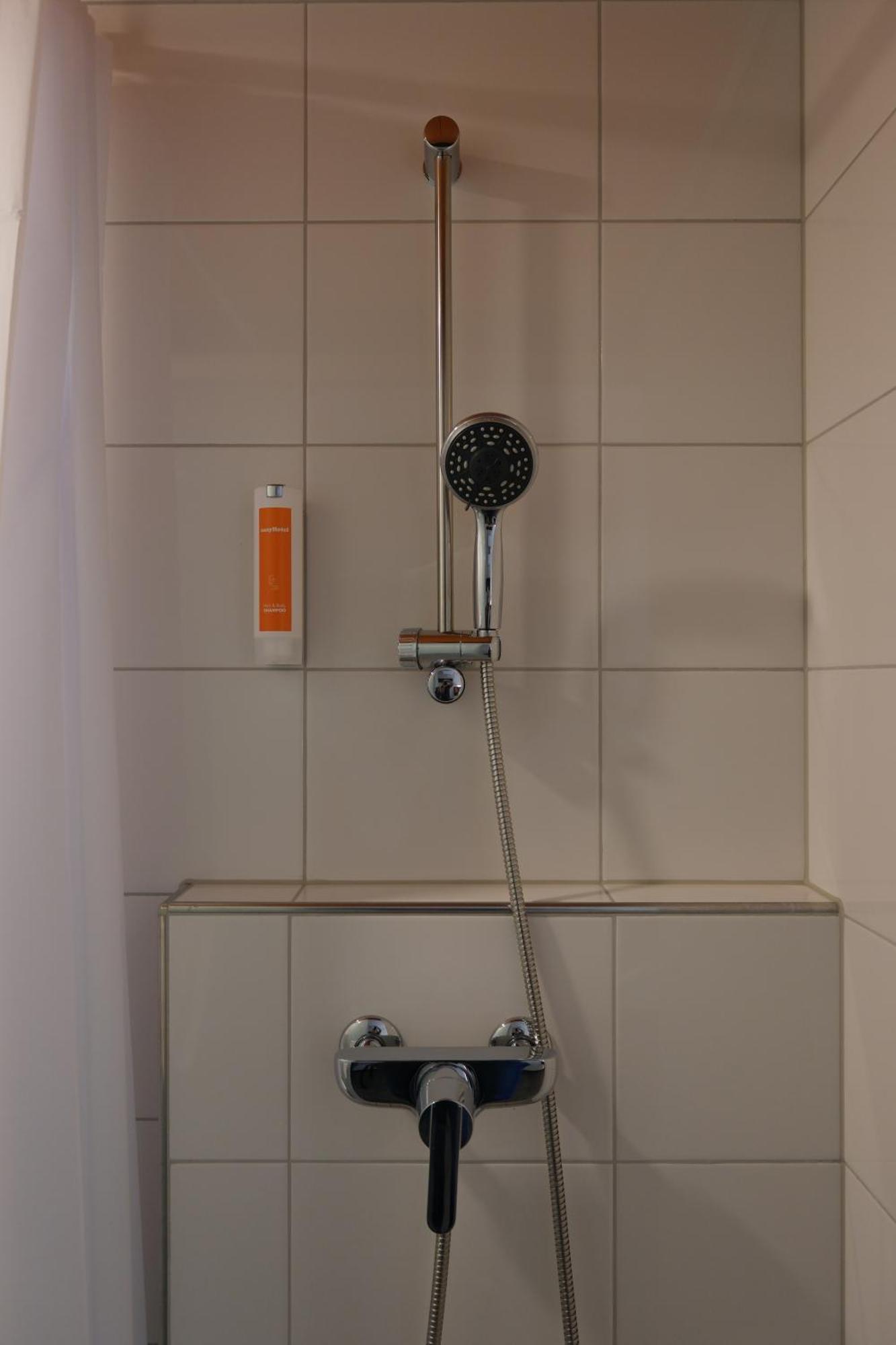 Easyhotel Zuerich Main Station 部屋 写真