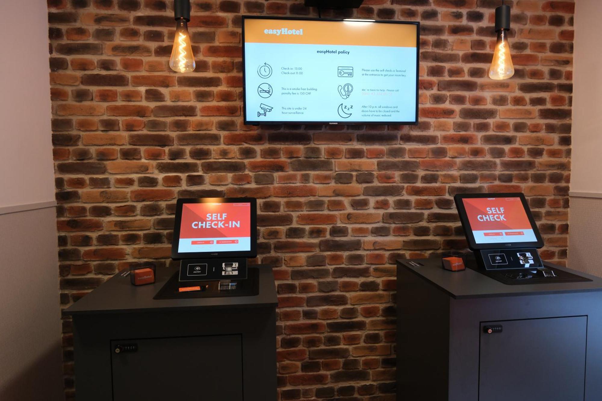 Easyhotel Zuerich Main Station エクステリア 写真