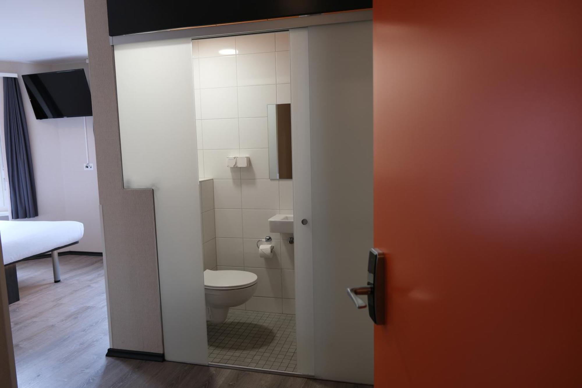 Easyhotel Zuerich Main Station エクステリア 写真
